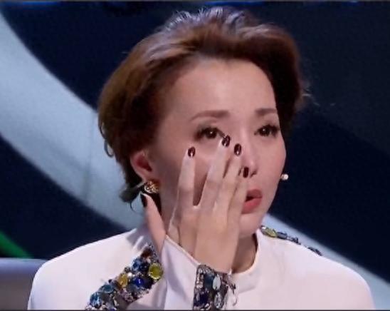 开云体育网址-一张执行令，扯下52岁董卿消失遮羞布，十年央视主持生涯功亏一篑