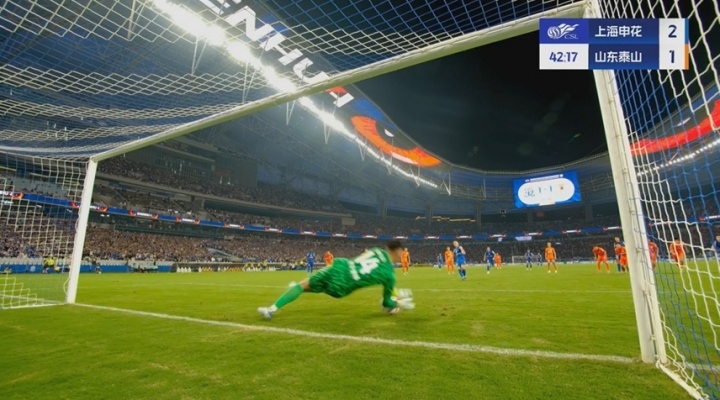 开云体育官网-无比懊恼！王大雷差点就扑出吴曦点球，飞身扑救落地后双手捂头