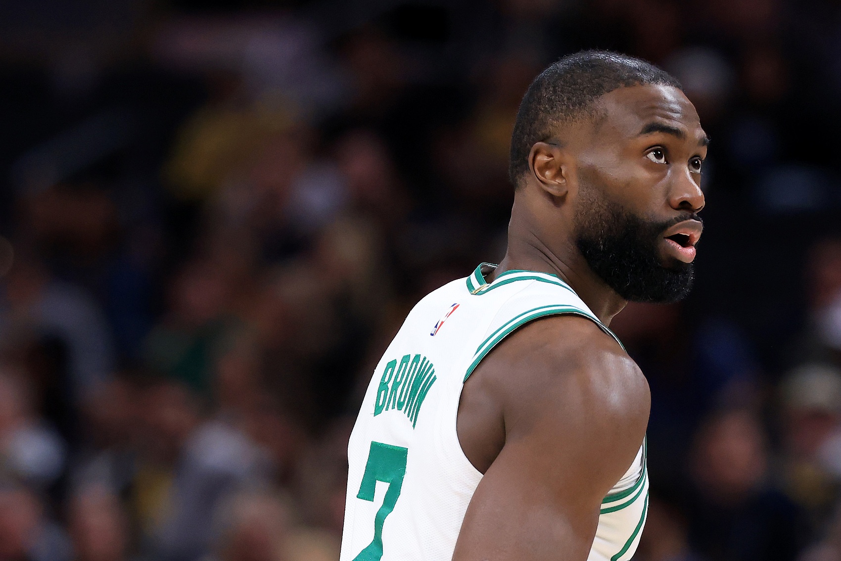 开云体育-闲庭信步！杰伦·布朗反击体前变向突破 一步垫起直接双手暴扣！