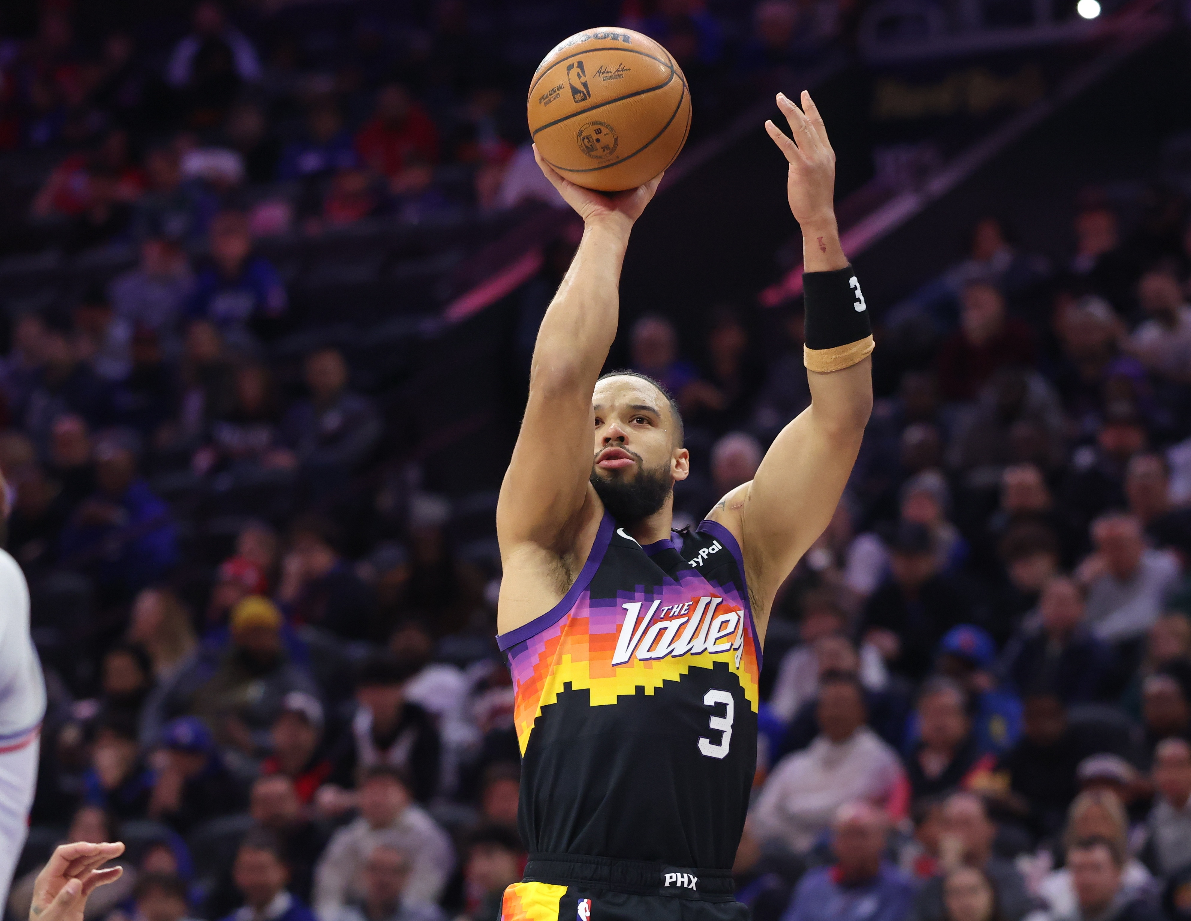 开云体育-铁麻了！狄龙18中4仅拿11分6板2助1断 末节5中0