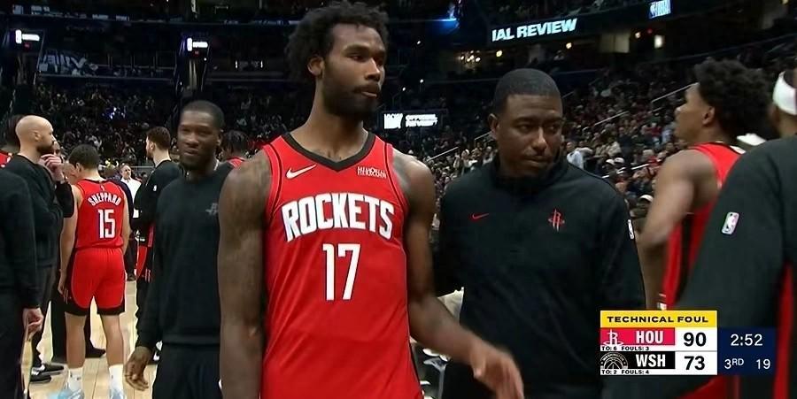 开云体育下载-伊森脏动作+怒喷主帅，母亲无脑护短，火箭该留这定时炸弹吗？