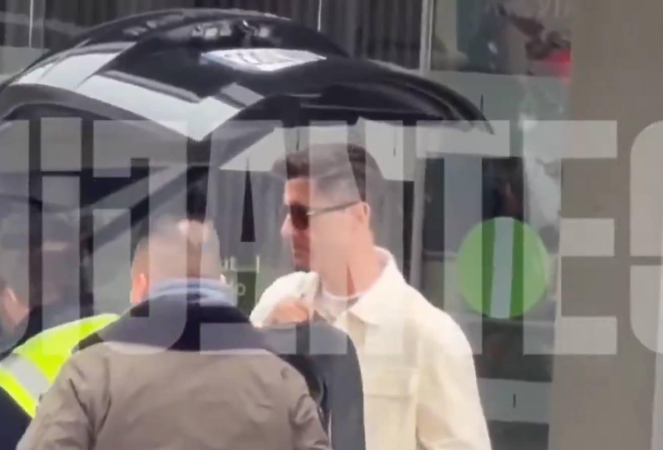 开云体育-西媒：莱万已返回巴塞罗那，他已经收到了俱乐部的续约报价