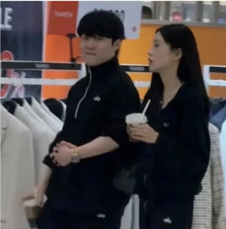 Rookie新女友:违规接触?还以为他和小钰结婚了